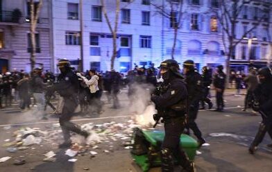 Strażacy we Francji walczą z policją