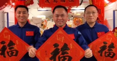 Załoga stacji kosmicznej składa (ze świeżym ciastem) najlepsze życzenia w Roku Konia