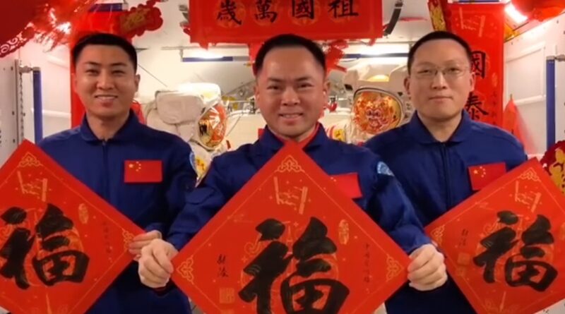 Załoga stacji kosmicznej składa (ze świeżym ciastem) najlepsze życzenia w Roku Konia