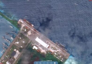 (Polski) Zdjęcia satelitarne pokazują niszczyciel rakietowy i samoloty specjalne w amerykańskiej bazie bombowców niedaleko Iranu