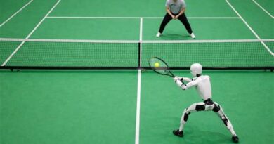 (Polski) Chiński robot Galbot zmierzył się z gwiazdą tenisa Zheng Jie w pierwszym na świecie meczu człowiek-robot